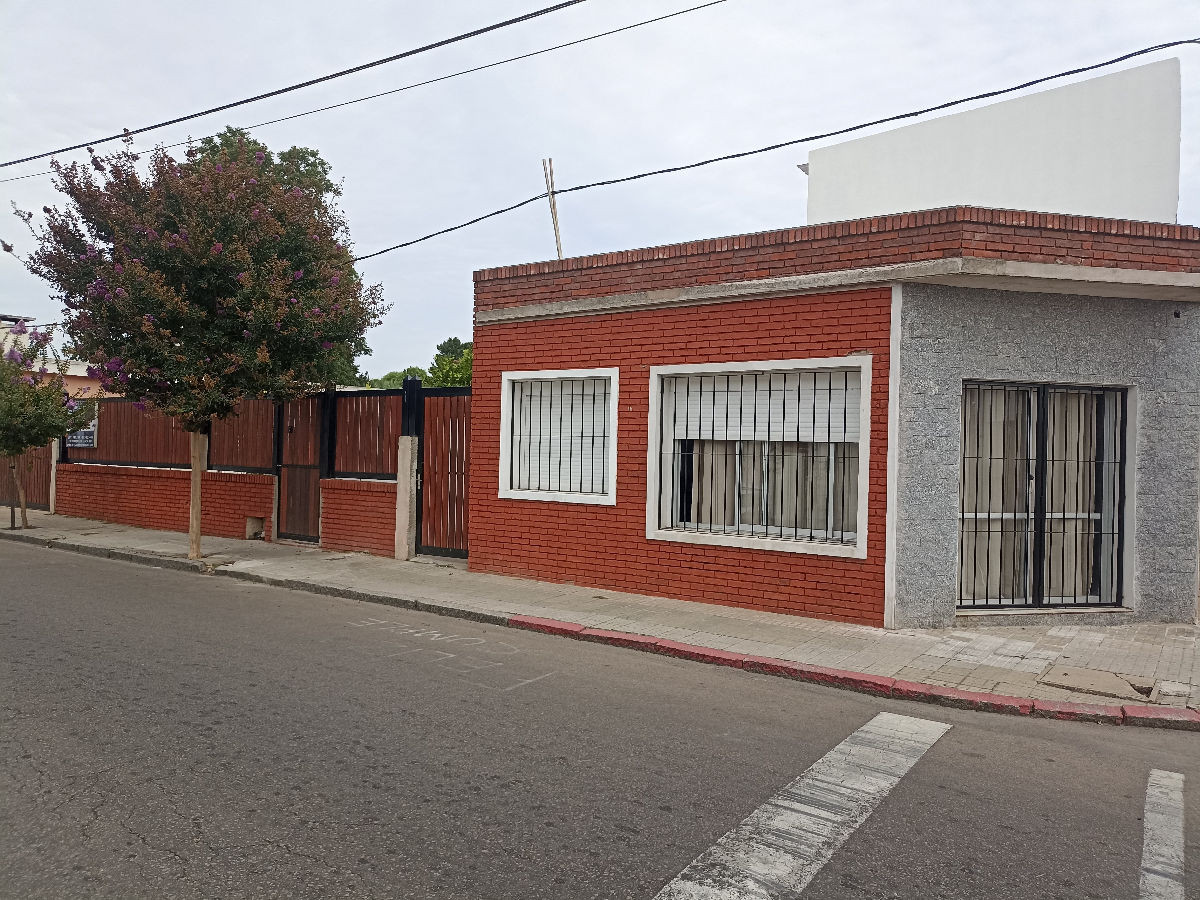 SE VENDE TRES PROPIEDADES EN UN MISMO PADRON CENTRO MALDONADO