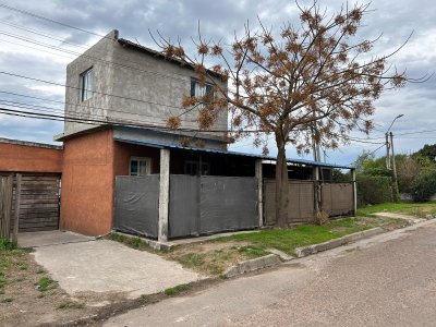 SE VENDE CASA CON DOS APARTAMENTOS EN MALDONADO NUEVO