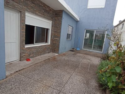 SE VENDE CASA AMPLIA CON OFICINA AL FRENTE CENTRO DE MALDONADO