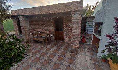 SE VENDE CASA DE 2 DORMITORIOS EN BARRIO LA SONRISA