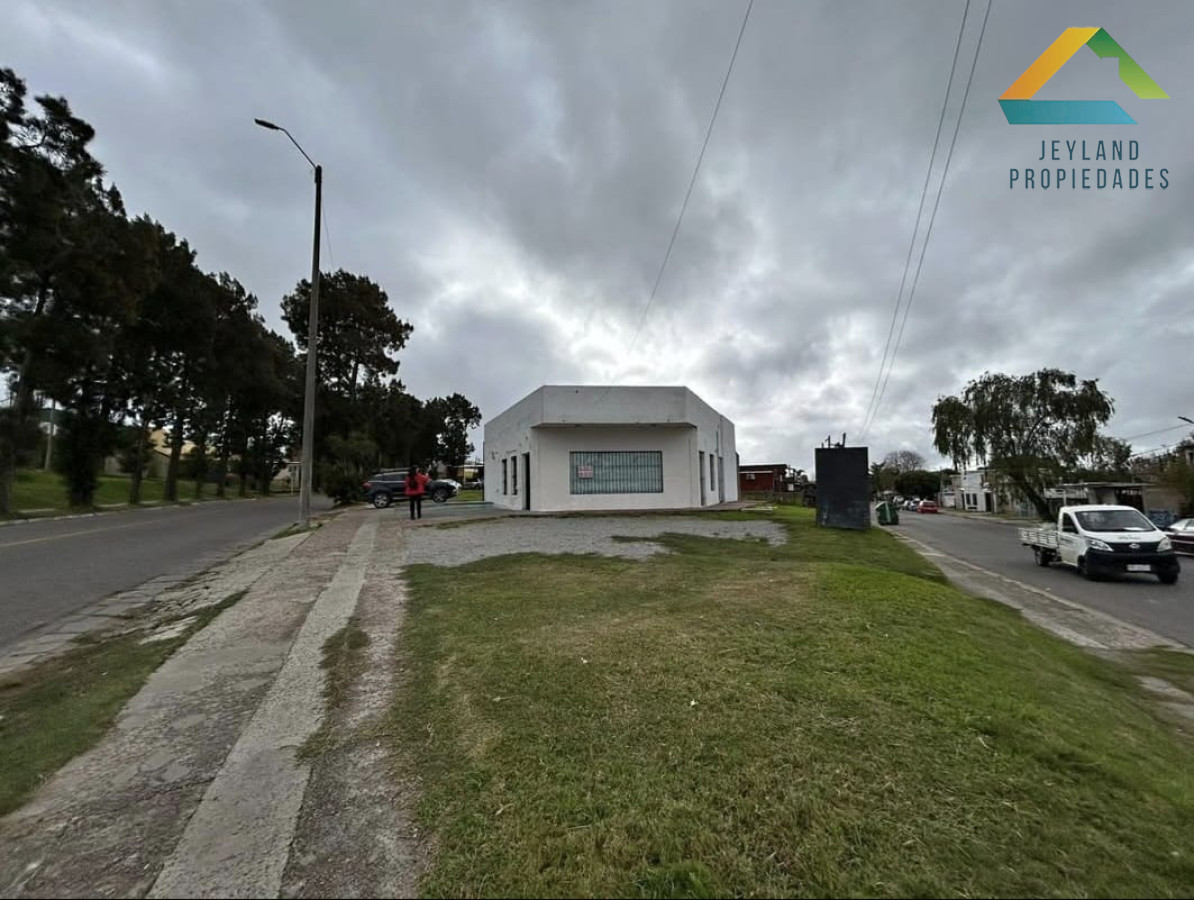 Local Comercial ID.125 - SE ALQUILA LOCAL COMERCIAL CON DOS AMBIENTES Y UN BAÑO EN Bª BIARRITZ
