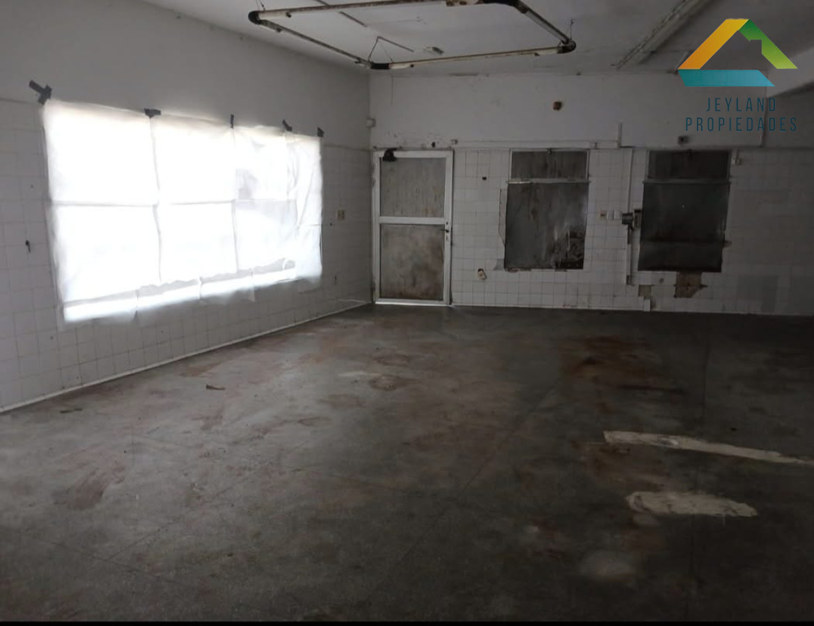 Local Comercial ID.125 - SE ALQUILA LOCAL COMERCIAL CON DOS AMBIENTES Y UN BAÑO EN Bª BIARRITZ
