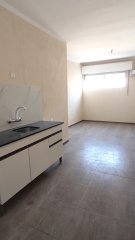 Venta amplio monoambiente, primer piso por escalera.