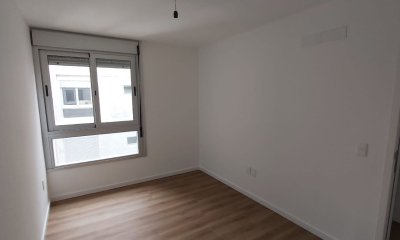 Piso Alto, Con Todos Los Servicios Próximos. Opción  De Adquirir Garaje.