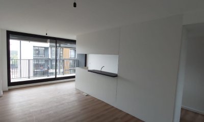 Piso Alto, Con Todos Los Servicios Próximos. Opción  De Adquirir Garaje.