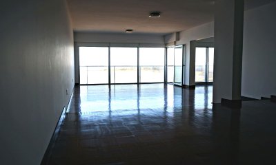 Venta de  apartamento piso alto. Primera línea con espectacular vista al mar