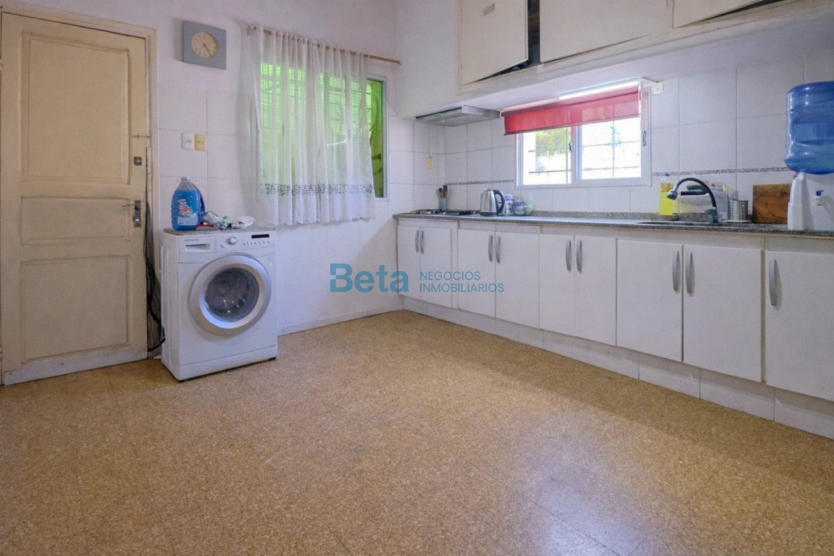 Casa ID.11 - Venta Casa 3 dormitorios, garaje para 6 autos gran terreno 