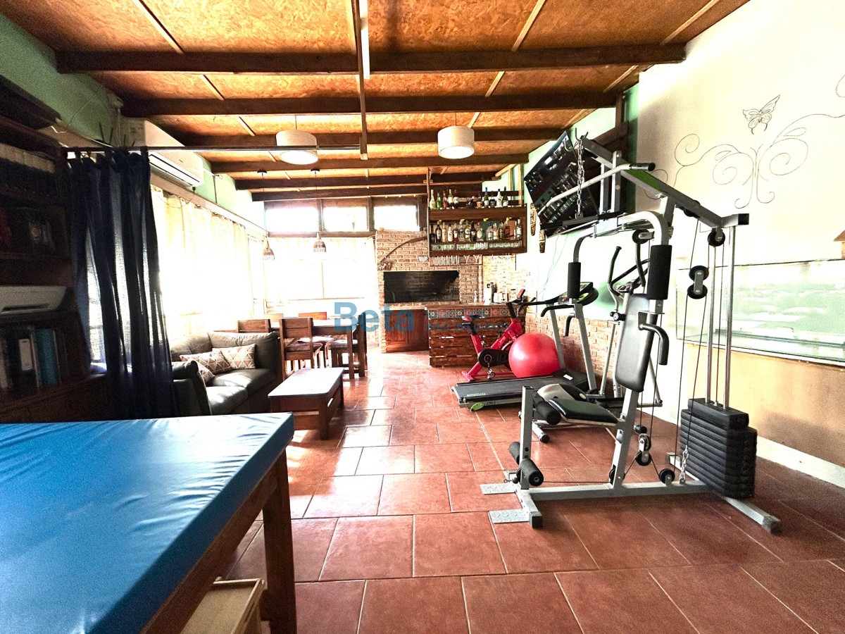 Casa ID.7 - VENTA DE CASA 3 DORM, GARAJE, Y MONOAMBIENTE AL FONDO 