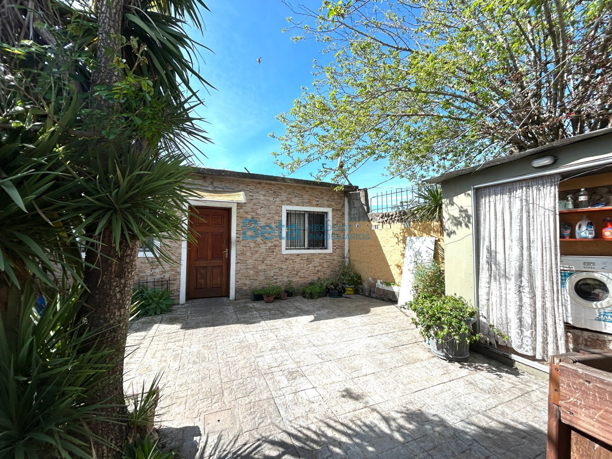 Casa ID.7 - VENTA DE CASA 3 DORM, GARAJE, Y MONOAMBIENTE AL FONDO 