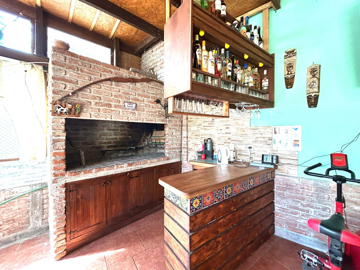 Casa ID.7 - VENTA DE CASA 2 DORM, GARAJE, Y MONOAMBIENTE AL FONDO 