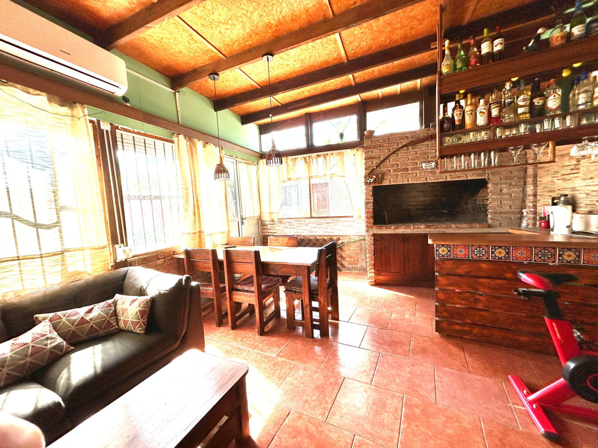 Casa ID.7 - VENTA DE CASA 2 DORM, GARAJE, Y MONOAMBIENTE AL FONDO 