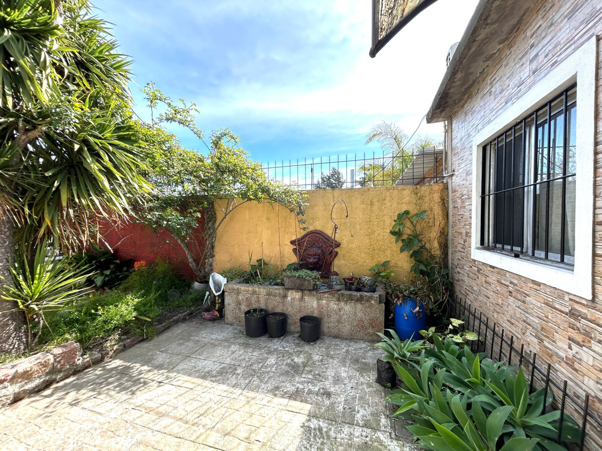 Casa ID.7 - VENTA DE CASA 2 DORM, GARAJE, Y MONOAMBIENTE AL FONDO 