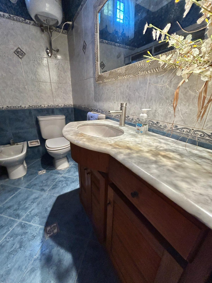 Casa ID.7 - VENTA DE CASA 2 DORM, GARAJE, Y MONOAMBIENTE AL FONDO 