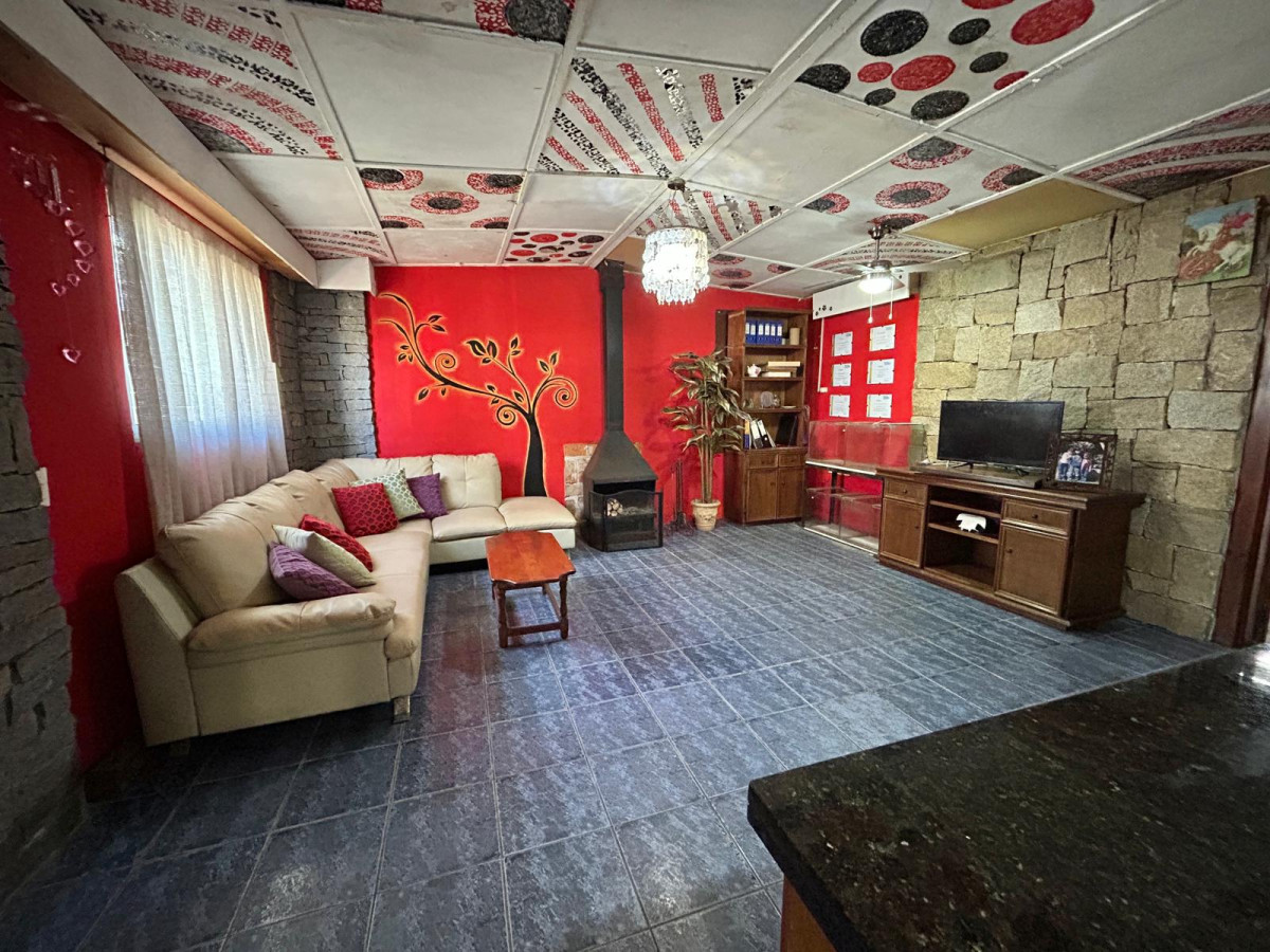 VENTA DE CASA 3 DORM, GARAJE, Y MONOAMBIENTE AL FONDO 