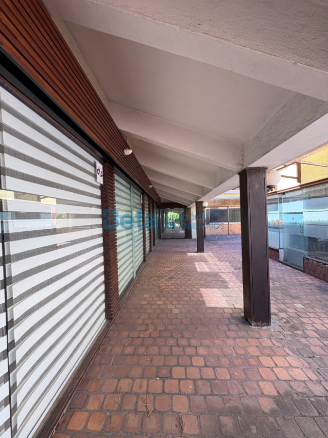 Local Comercial ID.35 - Venta de Galería  Comercial en Centro de Carrasco 