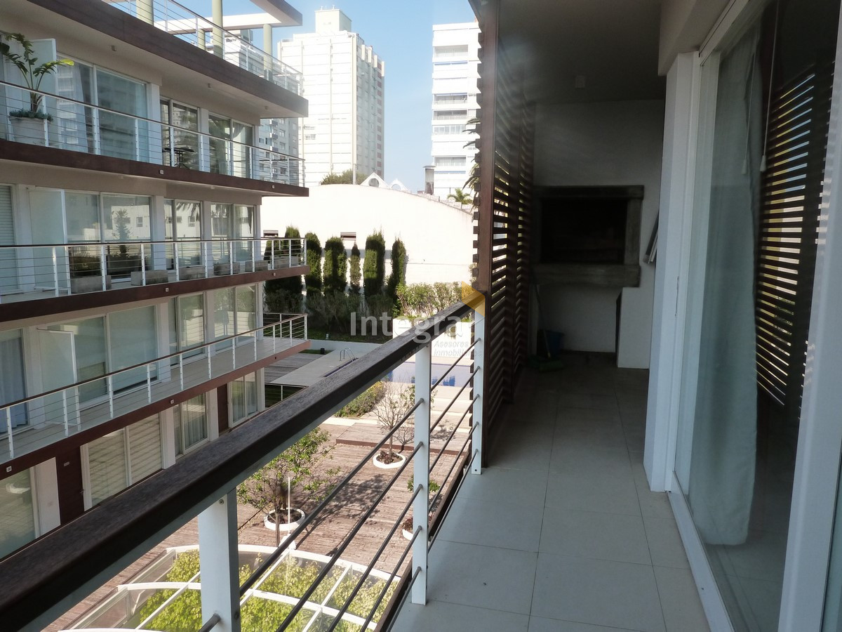 PENINSULA, 2 AMBIENTES CON SERVICIOS, CENTRO DE PUNTA DEL ESTE.  - INT747A