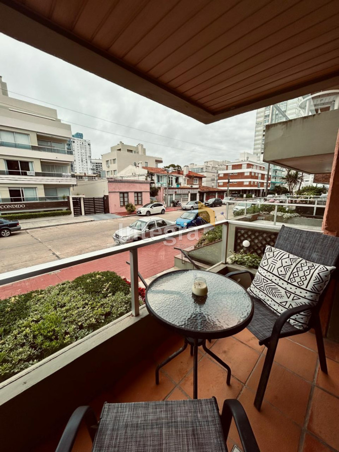Apartamento de tres ambientes ubicado en península, a metros de playa Emir - INT435A