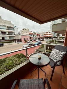 Apartamento de tres ambientes ubicado en península, a metros de playa Emir