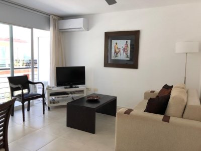 Excelente apartamento en península, a metros del puerto.