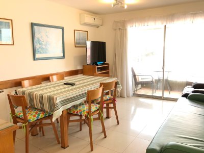 Apartamento de tres ambientes ubicado en península, a metros de playa Emir
