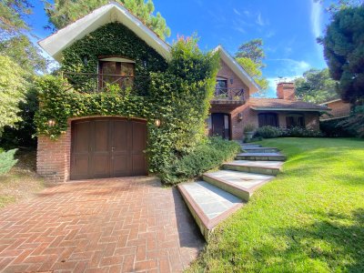 Casa en Venta de 3 dormitorios mas servicio, ubicada en San Rafael. 
