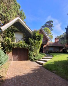 Casa en Venta de 3 dormitorios mas servicio, ubicada en San Rafael. 