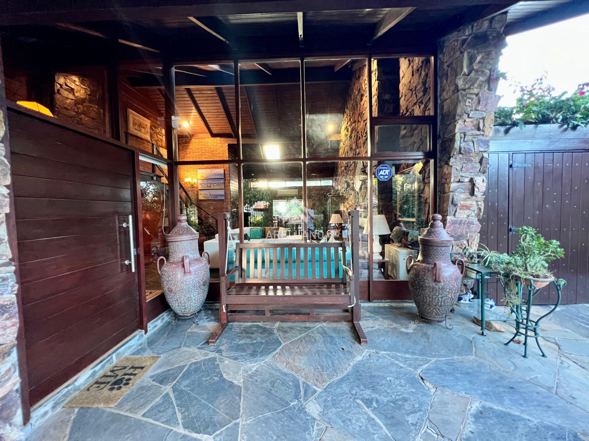 Casa ID.4989 - Venta Casa en Cantegril 4 dormitorios 