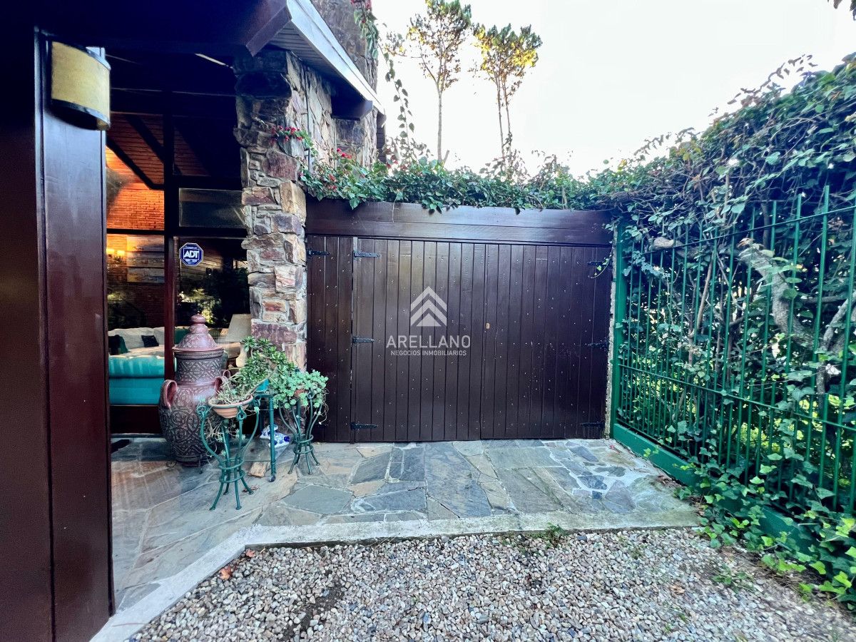 Casa ID.4989 - Venta Casa en Cantegril 4 dormitorios 