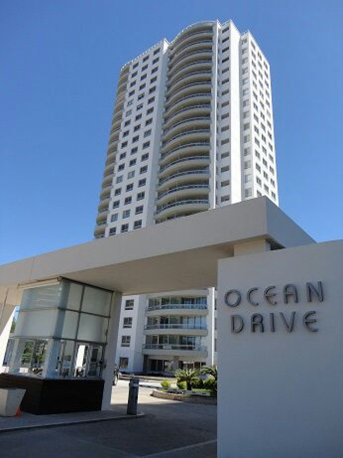 Apartamento de 2 dormitorios - Roosevelt casi Brava