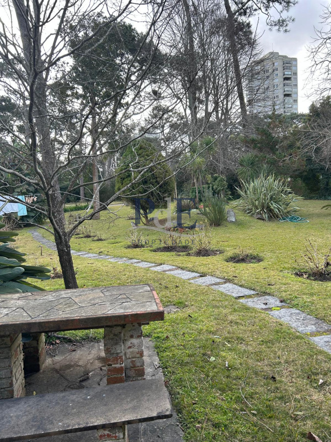 Casa Tradicional en Terreno Excepcional 5 Dorm. Punta del Este.  - Imagen 3