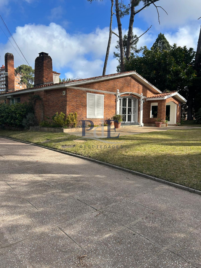 Casa Tradicional en Terreno Excepcional 5 Dorm. Punta del Este. 