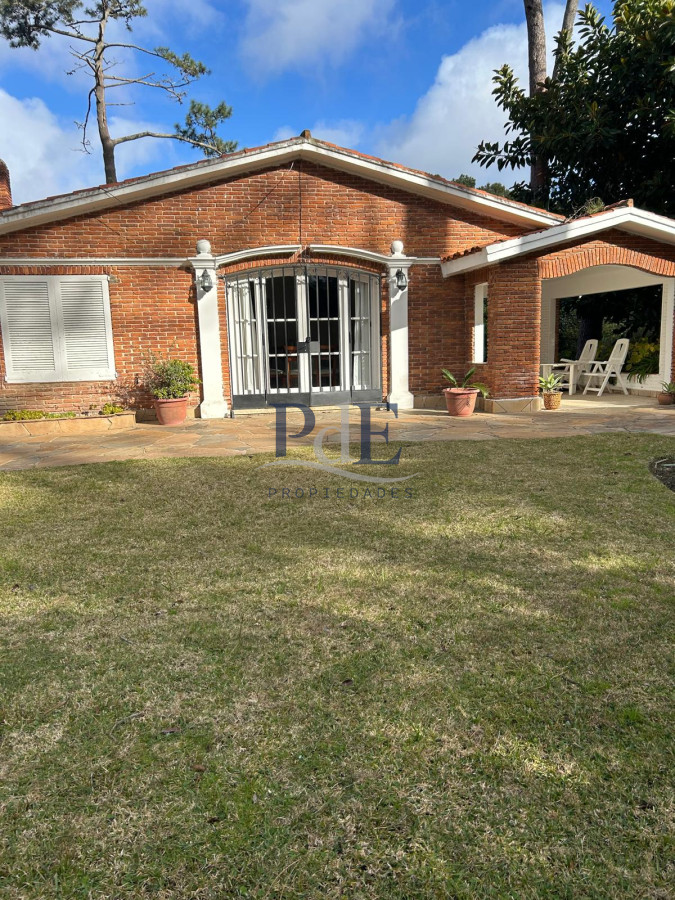 Casa Tradicional en Terreno Excepcional 5 Dorm. Punta del Este.  - Imagen 1