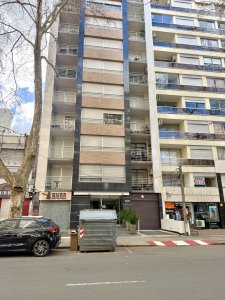 Alquiler excelente apartamento sin muebles. BalcÃ³n, garage, lavadero, gym, parrillero.