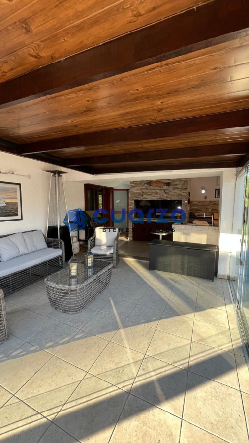 Casa ID.13 - Venta. Fabulosa Casa En Lomas De Solymar. 4 Dormitorios. 4 Baños