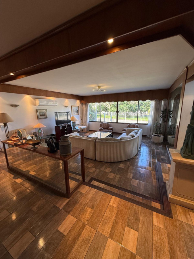 Hermosa casa en venta. Excelente categoría. Carrasco