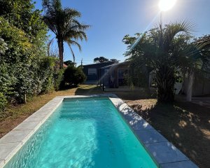 Venta. Muy Linda Casa. Solymar Norte.  3 Dormitorios. 1 Baño Y Servicio Completo. Piscina. Barbacoa