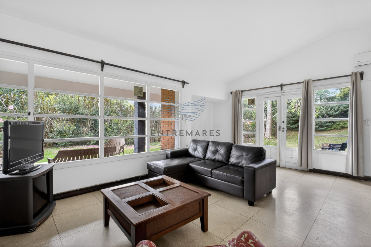 Casa ID.506 - Casa de excelente construcción en zona residencial de Cantegril