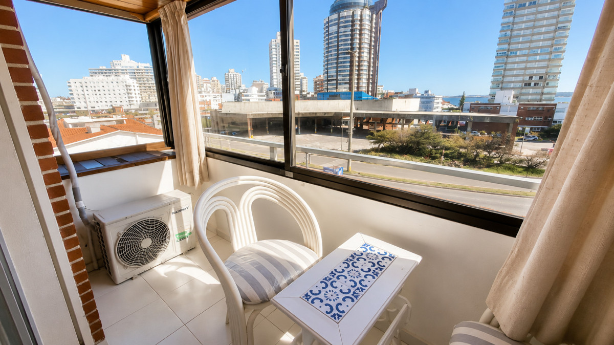 Apartamento ID.21097559 - Apartamento esquinero frente a Playa Brava