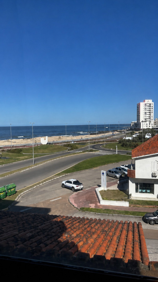 Apartamento ID.21097559 - Apartamento esquinero frente a Playa Brava