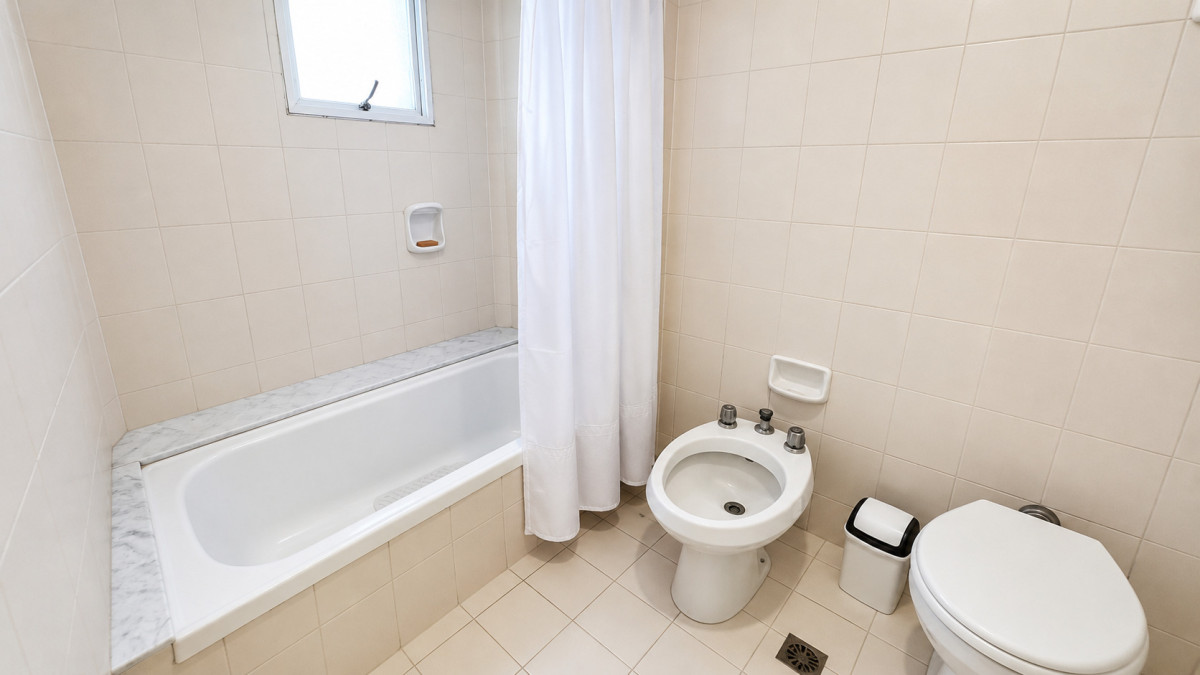 Apartamento ID.21097559 - Apartamento esquinero frente a Playa Brava