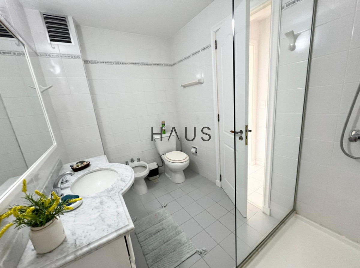 Apartamento ID.13 - apartamento en venta de 2 dormitorios, 2 baños en Playa Mansa, a 100 mts del mar 