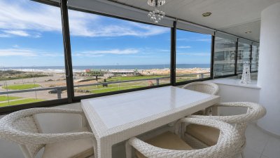 Frente a Playa Brava, amplitud y estilo costero