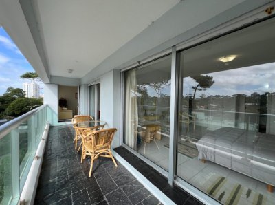 apartamento en venta de 2 dormitorios, 2 baños en Playa Mansa, a 100 mts del mar 