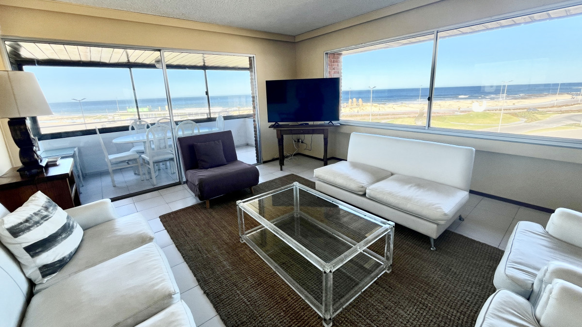 Apartamento esquinero frente al mar