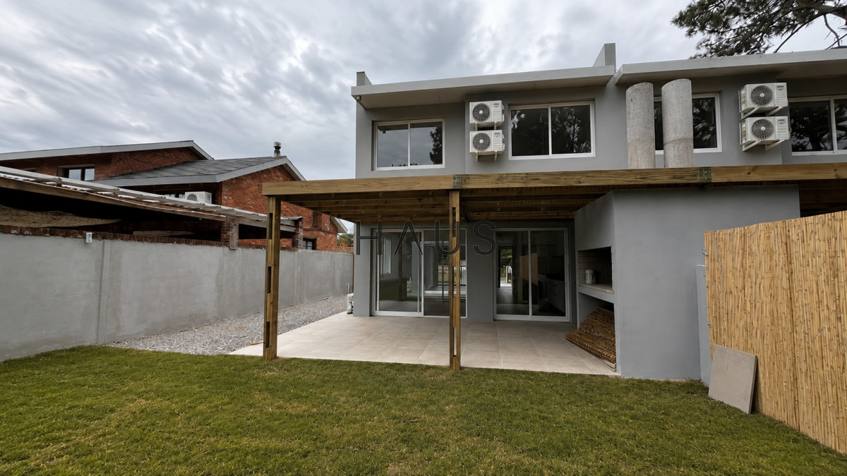 Casa ID.830 - Casa de 3 dormitorios con parrillero y jardín