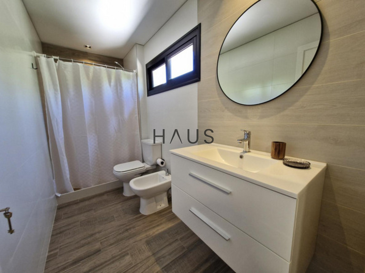 Casa ID.549 - Chalet reciclado en excelente ubicación residencial  Casa totalmente reciclada, desarrollada en una sola planta, a pasos de Av. del Mar, Bv. Artigas y