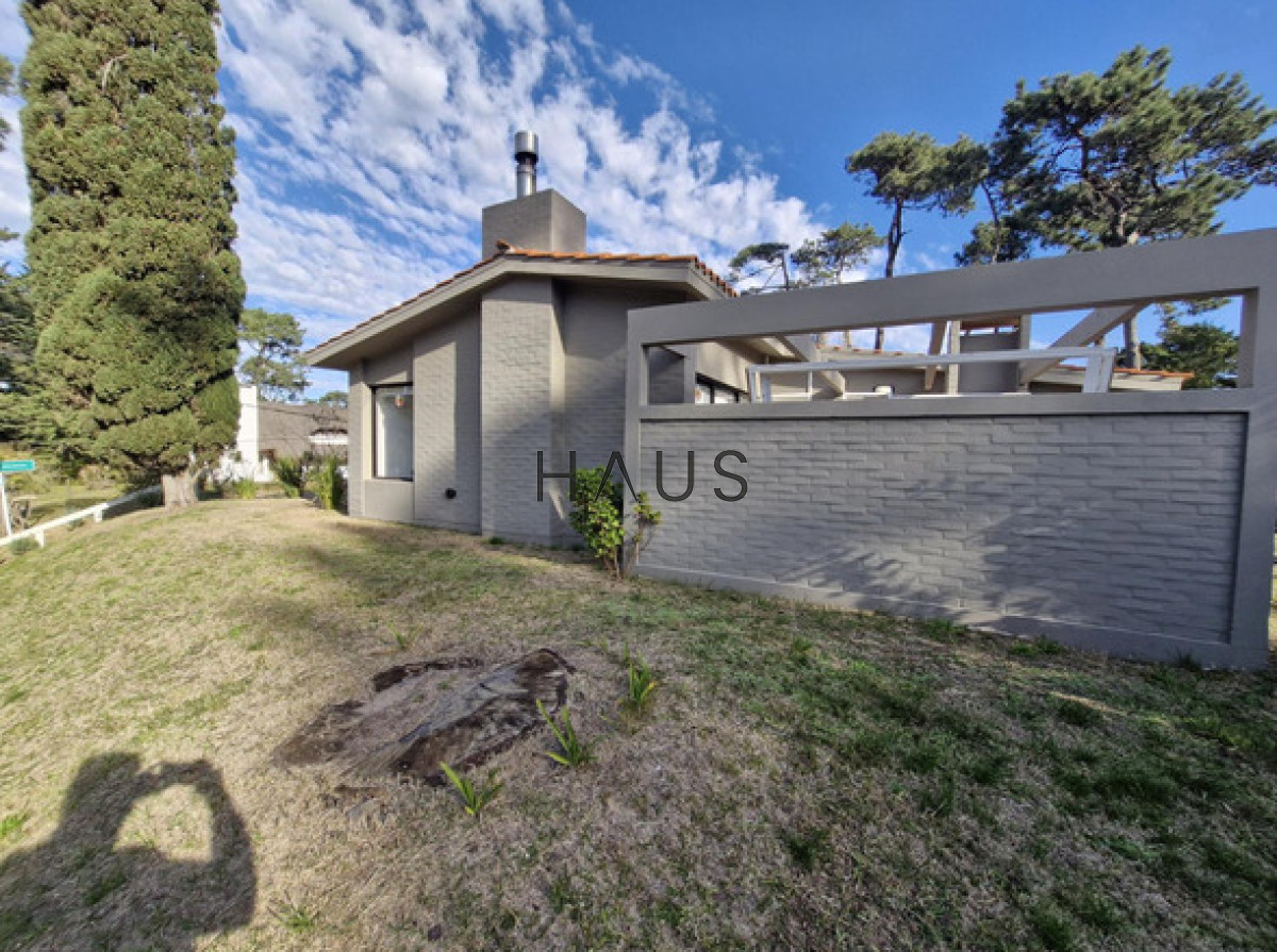 Casa ID.549 - Chalet reciclado en excelente ubicación residencial  Casa totalmente reciclada, desarrollada en una sola planta, a pasos de Av. del Mar, Bv. Artigas y