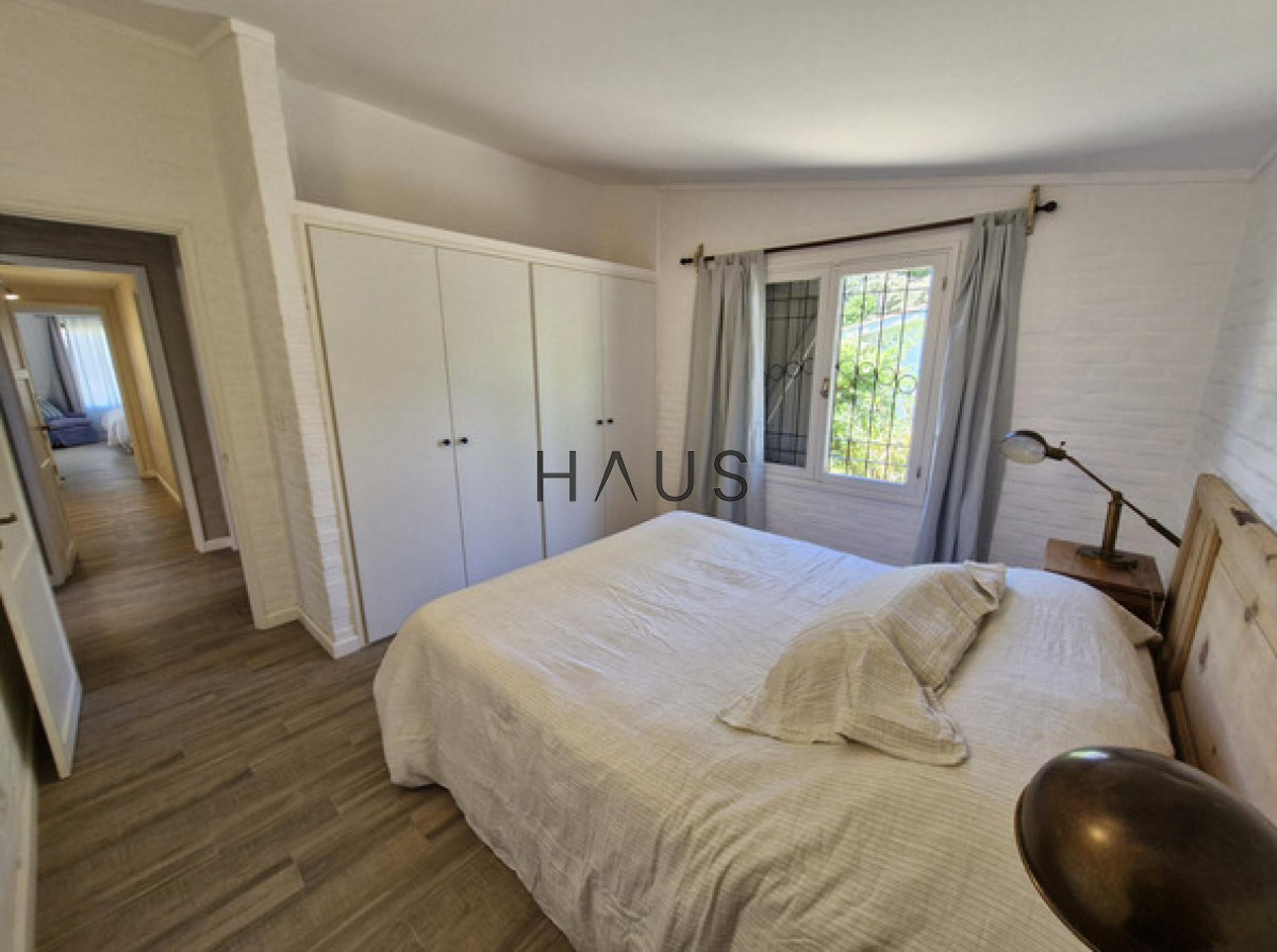 Casa ID.549 - Chalet reciclado en excelente ubicación residencial  Casa totalmente reciclada, desarrollada en una sola planta, a pasos de Av. del Mar, Bv. Artigas y