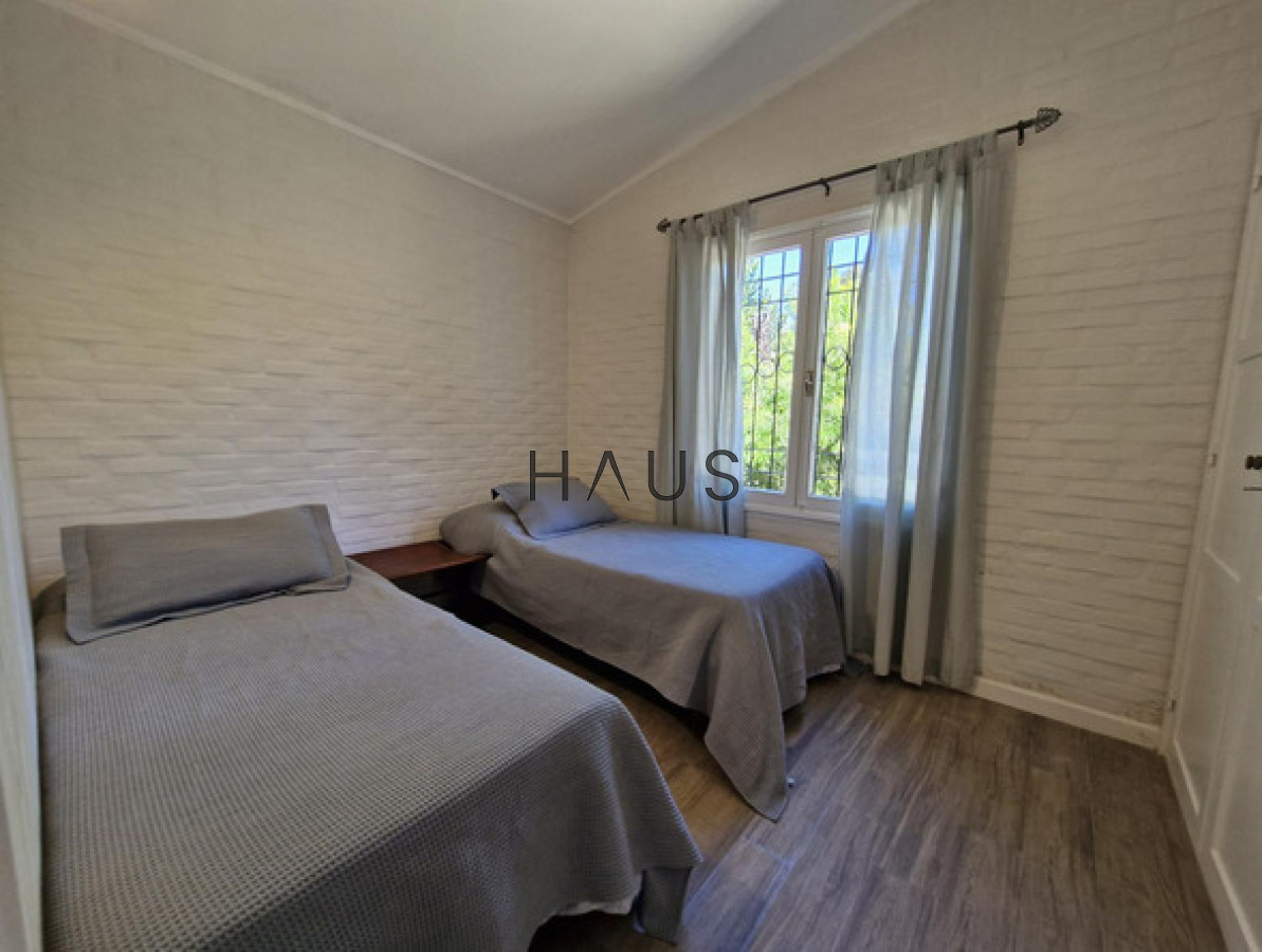 Casa ID.549 - Chalet reciclado en excelente ubicación residencial  Casa totalmente reciclada, desarrollada en una sola planta, a pasos de Av. del Mar, Bv. Artigas y