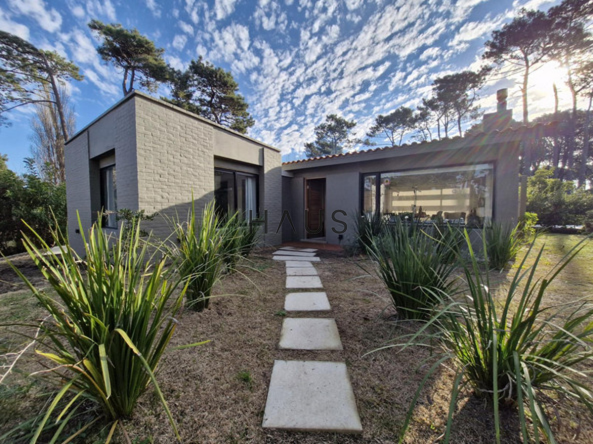 Casa ID.549 - Chalet reciclado en excelente ubicación residencial  Casa totalmente reciclada, desarrollada en una sola planta, a pasos de Av. del Mar, Bv. Artigas y